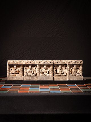 Sandsteinplatte aus dem 14. Jahrhundert mit fünf Buddhafiguren