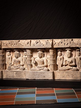 Sandsteinplatte aus dem 14. Jahrhundert mit fünf Buddhafiguren