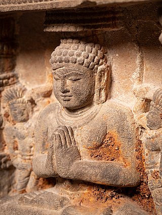 Sandsteinplatte aus dem 14. Jahrhundert mit fünf Buddhafiguren