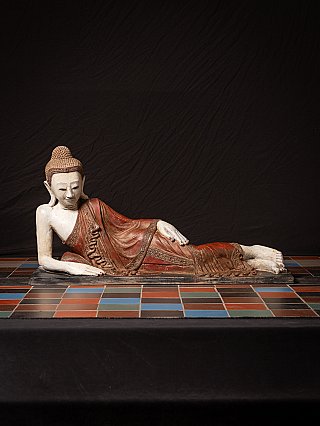 Liegende Buddha-Statue aus Burma (Myanmar), Lackarbeit mit rotem Gewand auf Sockel