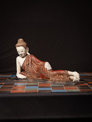 Burma-Myanmar Buddha-Statue in Liegehaltung, Lackarbeit in Dreiviertelansicht