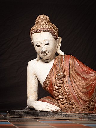 Detail der liegenden Buddha-Statue, Gesicht und Oberkörper mit rotem Lackgewand