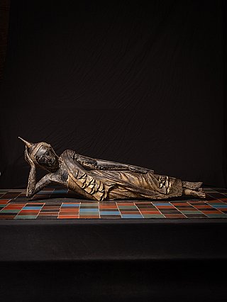 Liegende Buddha-Statue aus Holz aus Birma (Myanmar), Dreiviertelansicht mit aufgestütztem Kopf