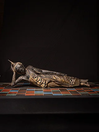 Liegende Buddha-Statue aus Holz aus Birma (Myanmar), Dreiviertelansicht mit aufgestütztem Kopf