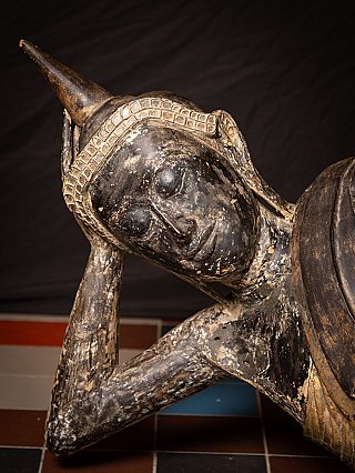 Nahaufnahme des Gesichts der liegenden hölzernen Buddha-Statue mit Rand der Kopfbedeckung
