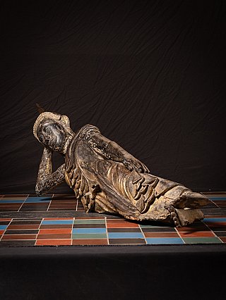 Liegende Buddha-Statue aus Holz aus Birma, Nahaufnahme in Dreiviertelansicht von den Füßen zum Kopf