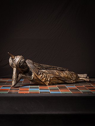 Liegende Buddha-Statue aus Holz aus Myanmar, Dreiviertelansicht von hinten mit langem Arm am Körper