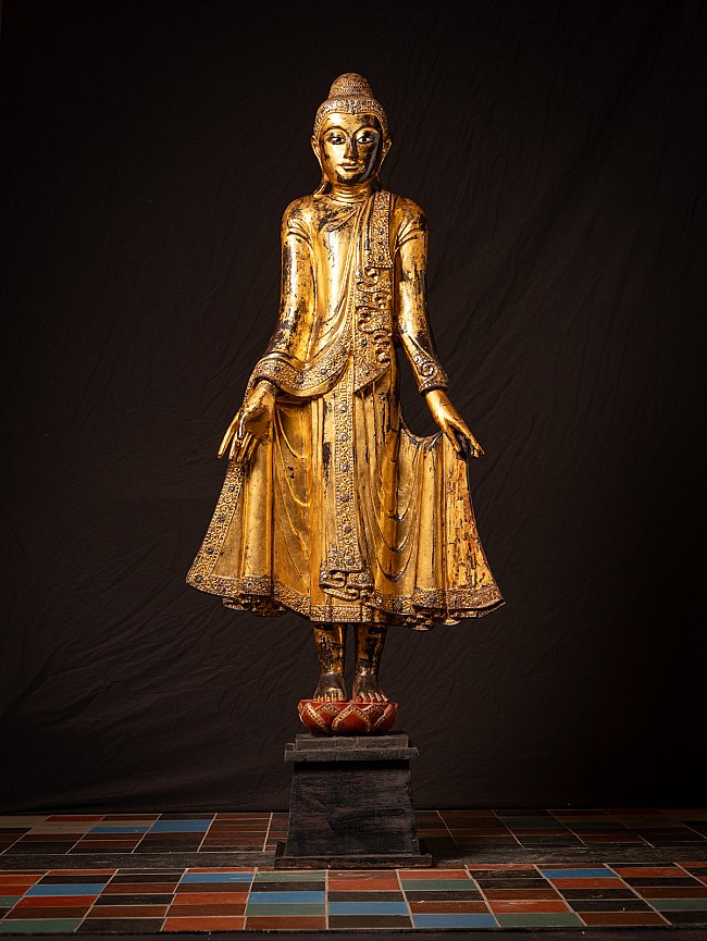 Grote antieke houten Mandalay Boeddha