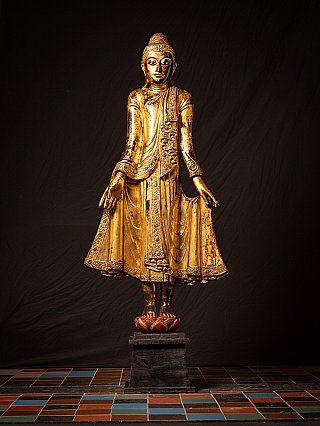 Große antike Holzfigur des Mandalay-Buddhas