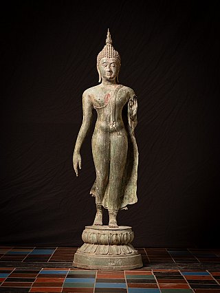 Stehende thailändische Buddha-Statue aus Bronze auf Lotussockel, Frontansicht, Vitarka-Mudra