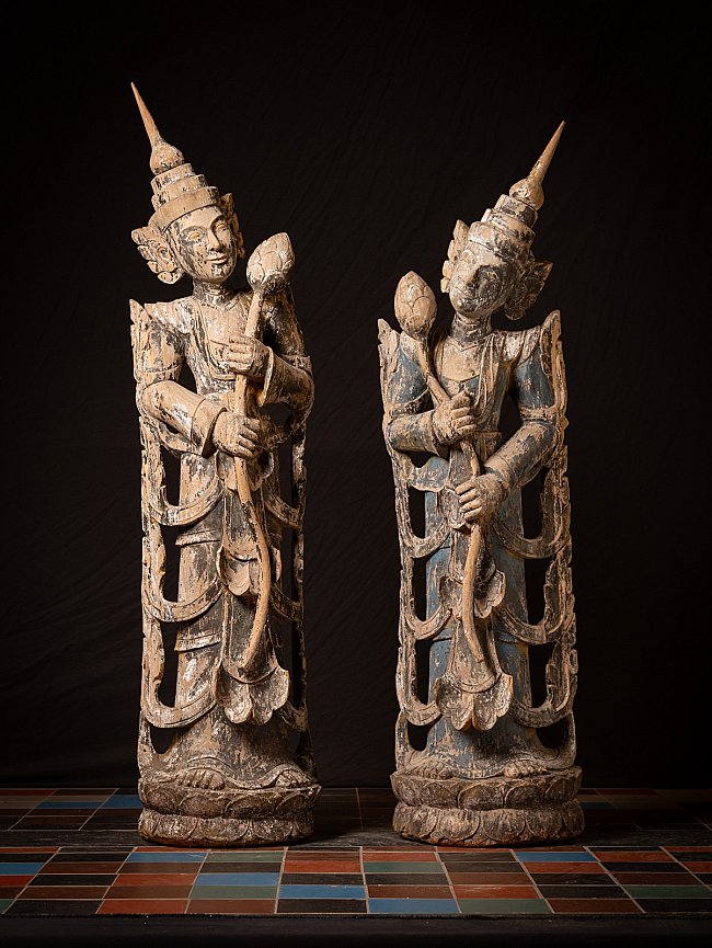 Antikes Paar stehender burmesischer Nat-Statuen aus Holz, frontal mit Stab und hoher Kopfbedeckung