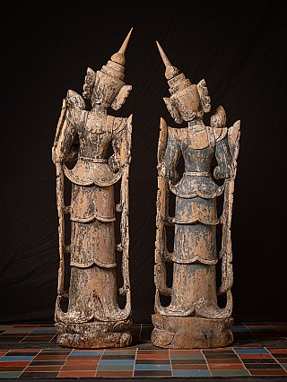 Rückansicht des burmesischen Nat-Statuenpaars aus Holz mit Rückenpartien und hohen Kopfbedeckungen
