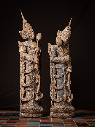 Verwittertes Paar burmesischer Nat-Statuen aus Holz in Dreiviertelansicht, stehend