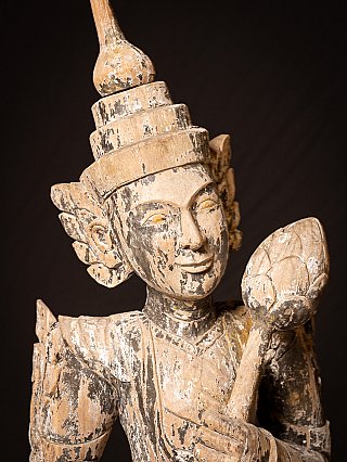 Gesichtsdetail einer burmesischen Nat-Statue aus Holz mit Kopfbedeckung und Stabaufsatz