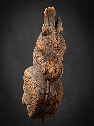 Antikes hölzernes Tempelfragment eines Pferdekopfes
