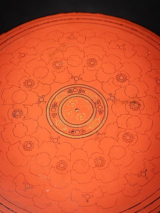 Detail van het deksel van de lakwerk betelnootdoos, ingekerfd bloemenpatroon met medaillon