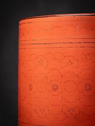 Detail van de bovenrand van de doos met lijnornament en gestippelde textuur in het lakwerk