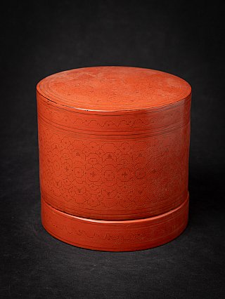 Birmese lakwerk betelnootdoos met deksel, rood met gegraveerd bloempatroon, driekwartaanzicht