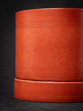 Zijkant van de Birmese lakwerk betelnootdoos met doorlopend bloemenfries en banden, close-up