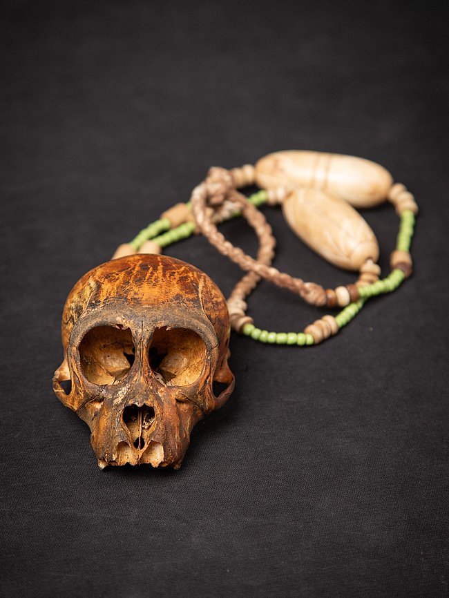 Antike Naga-Collier mit Affen-Schädel