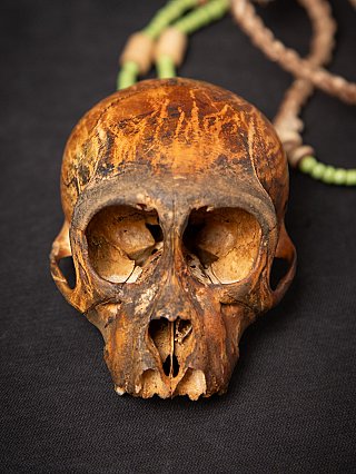 Antike Naga-Collier mit Affen-Schädel