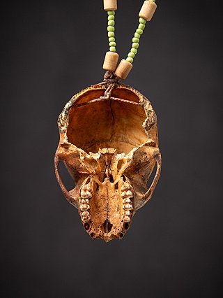 Antike Naga-Collier mit Affen-Schädel