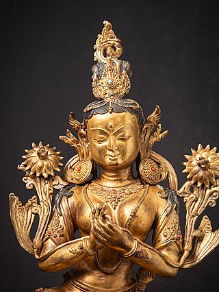 Detail der Grünen Tara aus Bronze aus Nepal mit Dharmachakra-Mudra und Krone