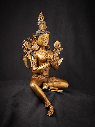 Grüne-Tara-Statue aus Nepal in Bronze, Dreiviertelansicht links mit Lotusblüten
