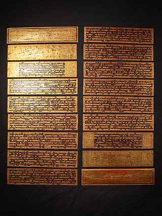 Burmesische Kammavaca-Manuskriptblätter aus Holz, Übersicht mit vergoldeten Texttafeln auf Schwarz
