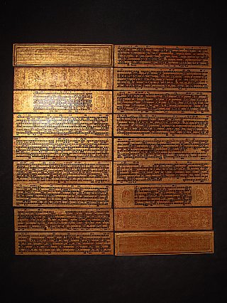 Birmanische Kammavaca-Manuskriptplatten in Übersicht mit schwarzer Schrift und goldfarbenen Rändern
