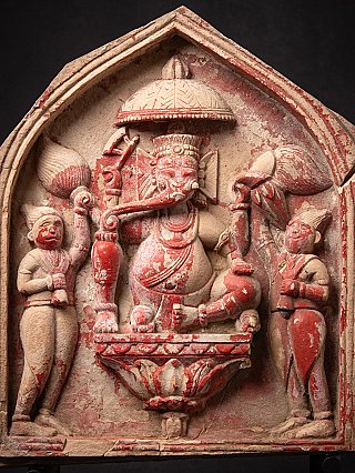 Detail van de centrale Ganesha-figuur met rode pigmentresten en sieraden
