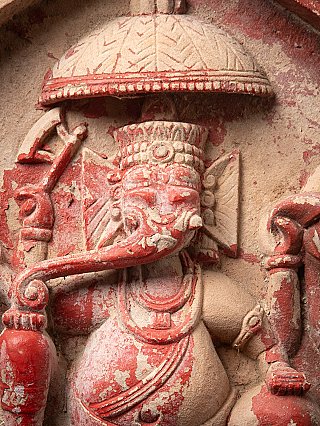 Close-up van Ganesha met kroon en baldakijn, frontaal detail