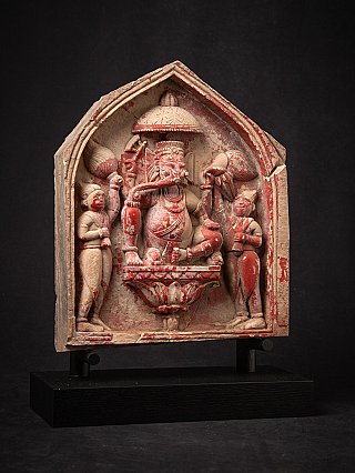 Ganesha-reliëf in nisvormig paneel op sokkel, recht van voren