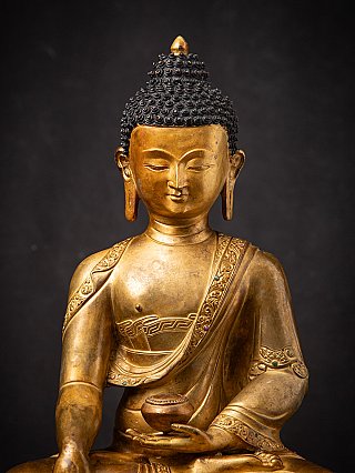 Gesichtsdetail der Bronze-Buddha-Statue aus Nepal, nahezu frontal