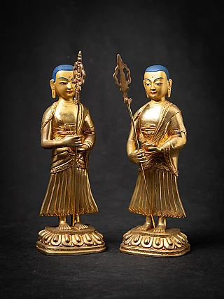 Paar nepalesische Bronze-Mönchsfiguren auf Lotussockeln, Frontalansicht mit Stab und Schale