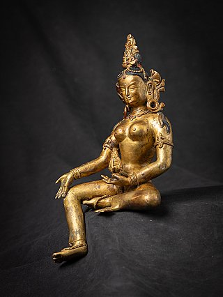 Bronze-Bodhisattva aus Nepal mit Krone und Schmuck, Dreiviertelansicht von rechts