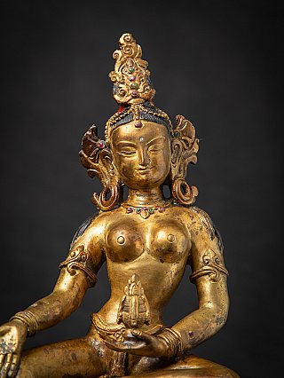 Brust- und Gesichtsdetail einer Bronze-Bodhisattva mit Krone und farbigen Einlagen