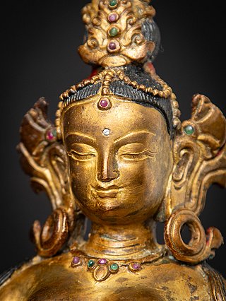 Nahaufnahme des Gesichts mit Einlagen und Kopfschmuck der Bronze-Bodhisattva