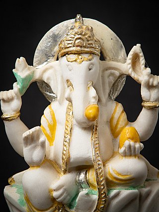 Nahaufnahme von Kopf und Oberkörper der Ganesha-Statue mit goldfarbenem Dekor