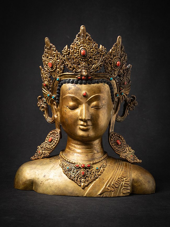 Nepalese bronzen Boeddhahoofd met kroon en ingelegde rode en blauwe stenen, vooraanzicht