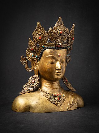 Bronzen Boeddhahoofd uit Nepal met juweelkroon en halsornament, driekwartaanzicht