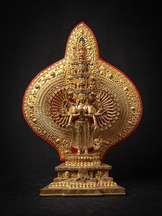 Bronzen Avalokiteshvara-beeld uit Nepal, staand met vele armen en groot aureool, vooraanzicht