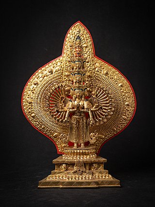 Bronzen Avalokiteshvara-beeld uit Nepal, staand met vele armen en groot aureool, vooraanzicht