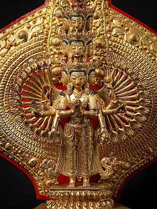 Bronzen Avalokiteshvara uit Nepal met meerdere gezichten en waaier van armen, close-up