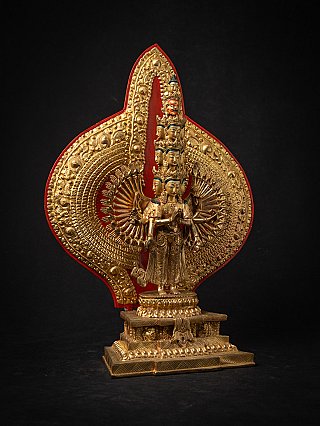 Nepalees bronzen Avalokiteshvara-beeld, driekwartaanzicht met rood en goud aureool