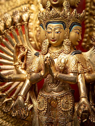 Detail van het bovenlichaam met Namaskara mudra, met waaiervormige armen erachter