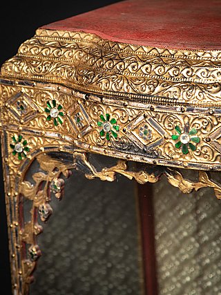 Detail van de bovenrand met verguld reliëf en groene bloemornamenten