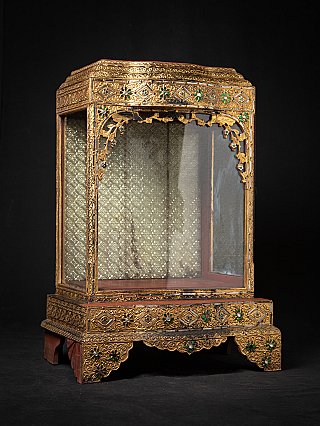 Mandalay houten tempeltje, driekwartaanzicht met glas rondom en groen ingelegd decor
