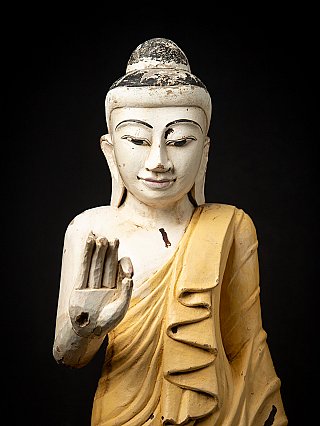 Nahaufnahme des Oberkörpers der Myanmar-Buddhafigur mit Handgeste vor der Brust