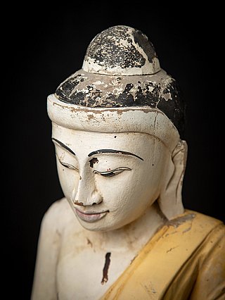 Detail von Haarpartie und Augenbrauen der Holz-Buddhafigur, schräg von oben